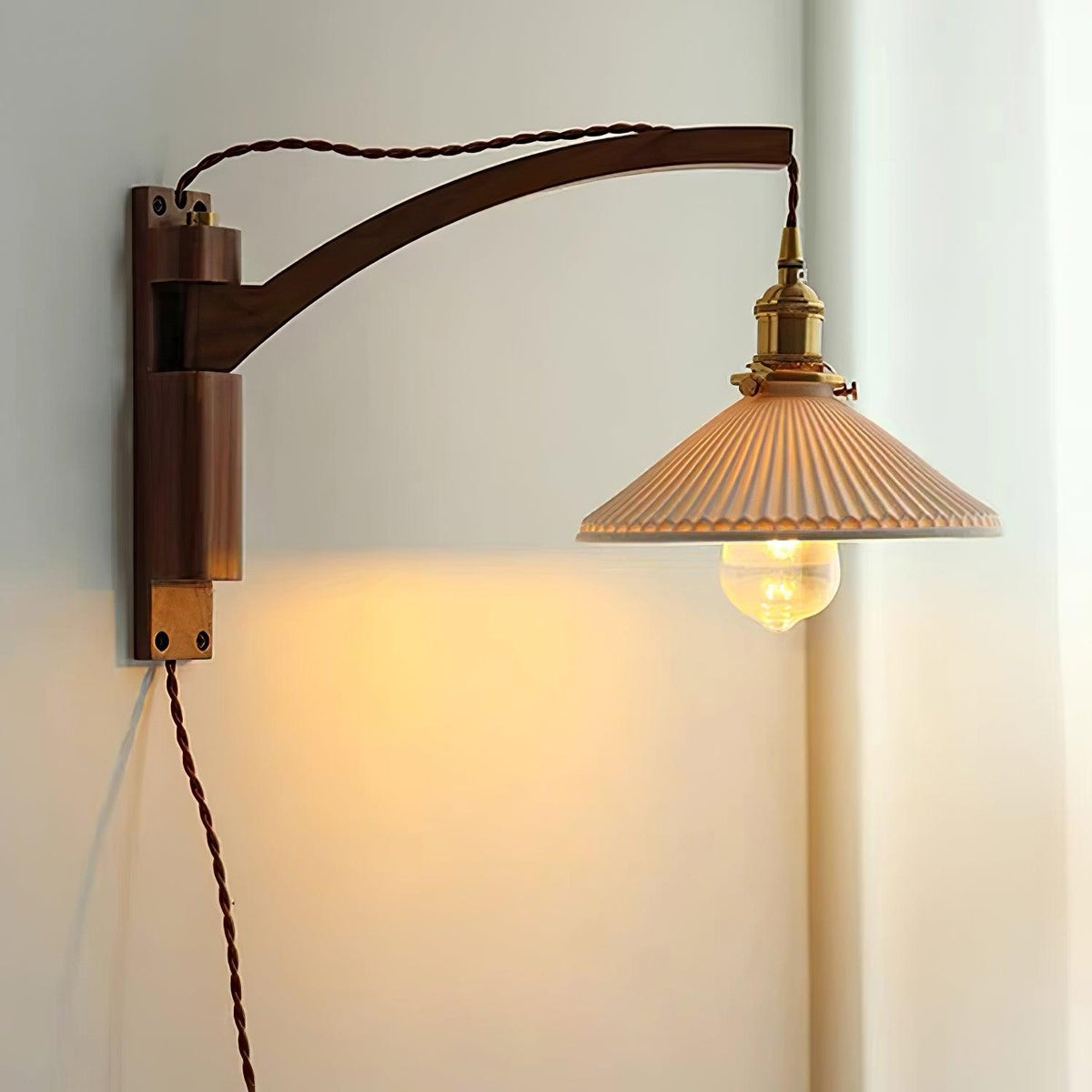 Evin Noordse kunst Swing Arm wandlamp van walnoothout en keramiek
