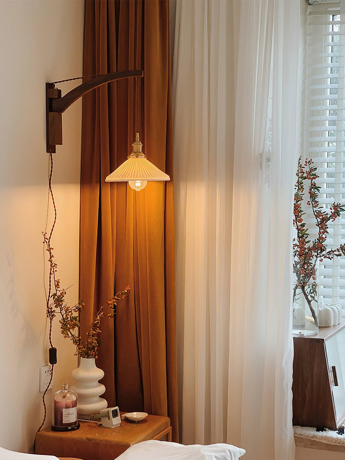 Evin Noordse kunst Swing Arm wandlamp van walnoothout en keramiek