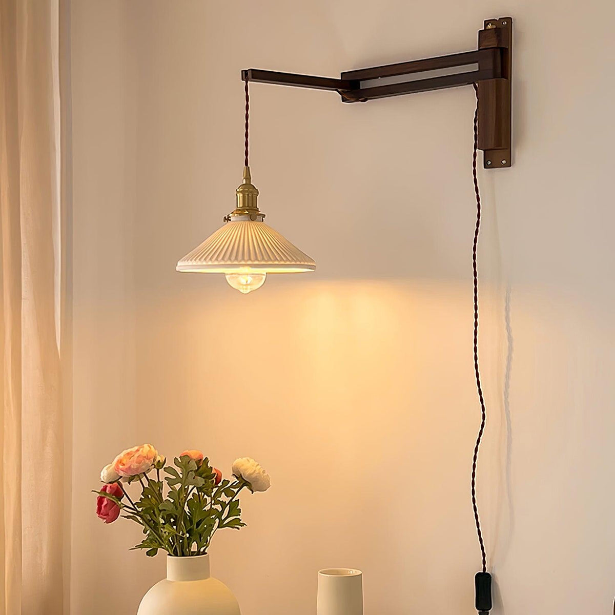 Evin Noordse kunst Swing Arm wandlamp van walnoothout en keramiek