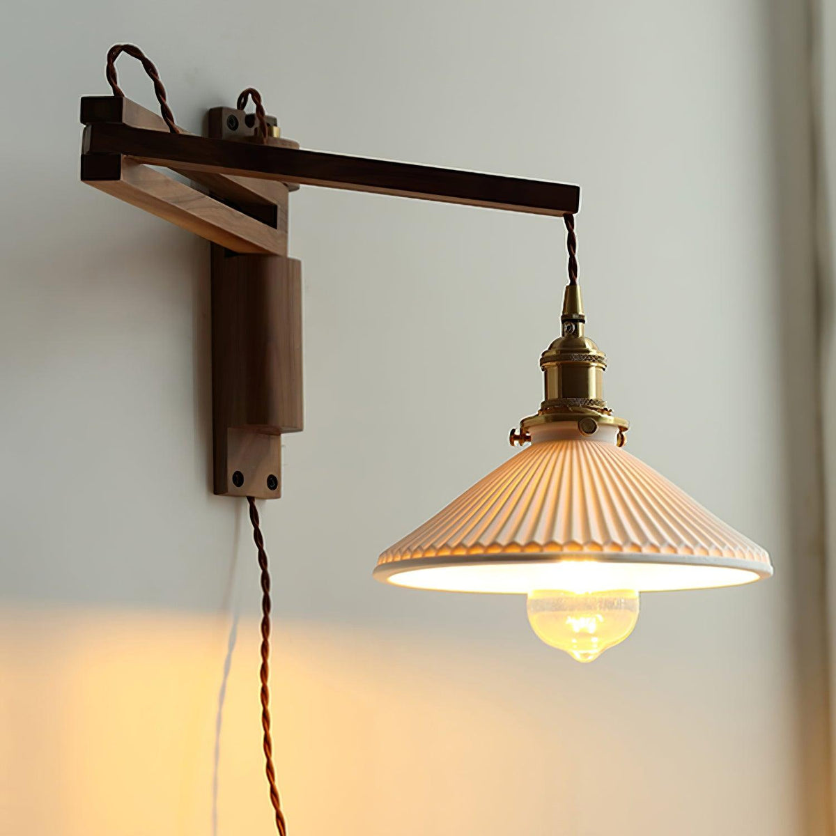 Evin Noordse kunst Swing Arm wandlamp van walnoothout en keramiek