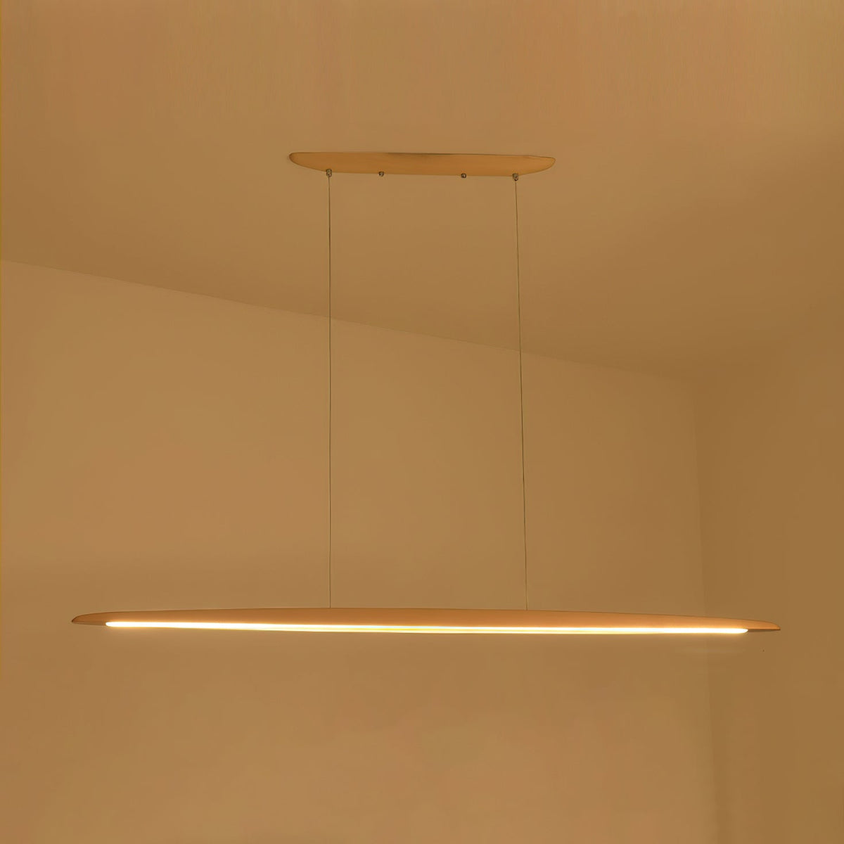 Zing lineaire hanglamp in walnootkleur met warm licht