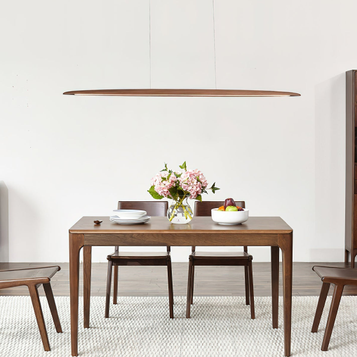 Zing lineaire hanglamp in walnootkleur met warm licht