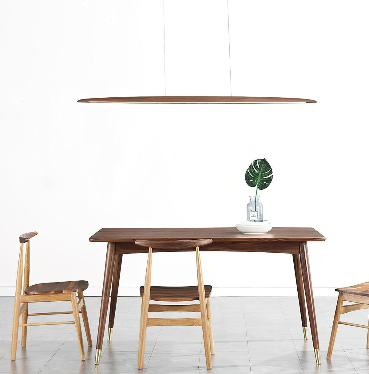 Zing lineaire hanglamp in walnootkleur met warm licht