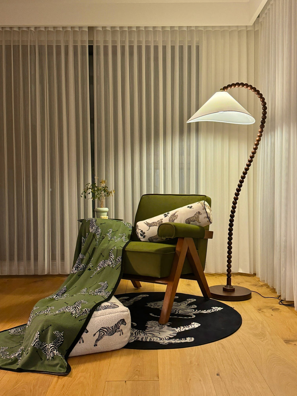 Nadia Moderne vloerlamp van walnoothout