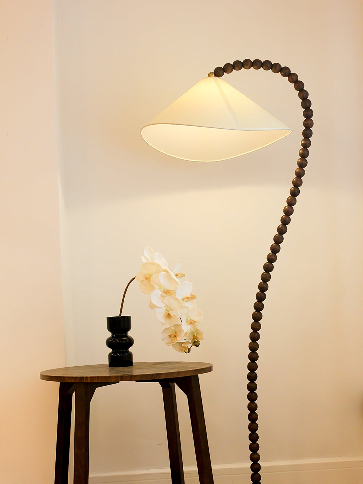 Nadia Moderne vloerlamp van walnoothout