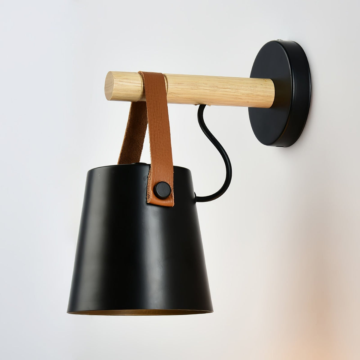 Virixon wandlamp van hout en leer