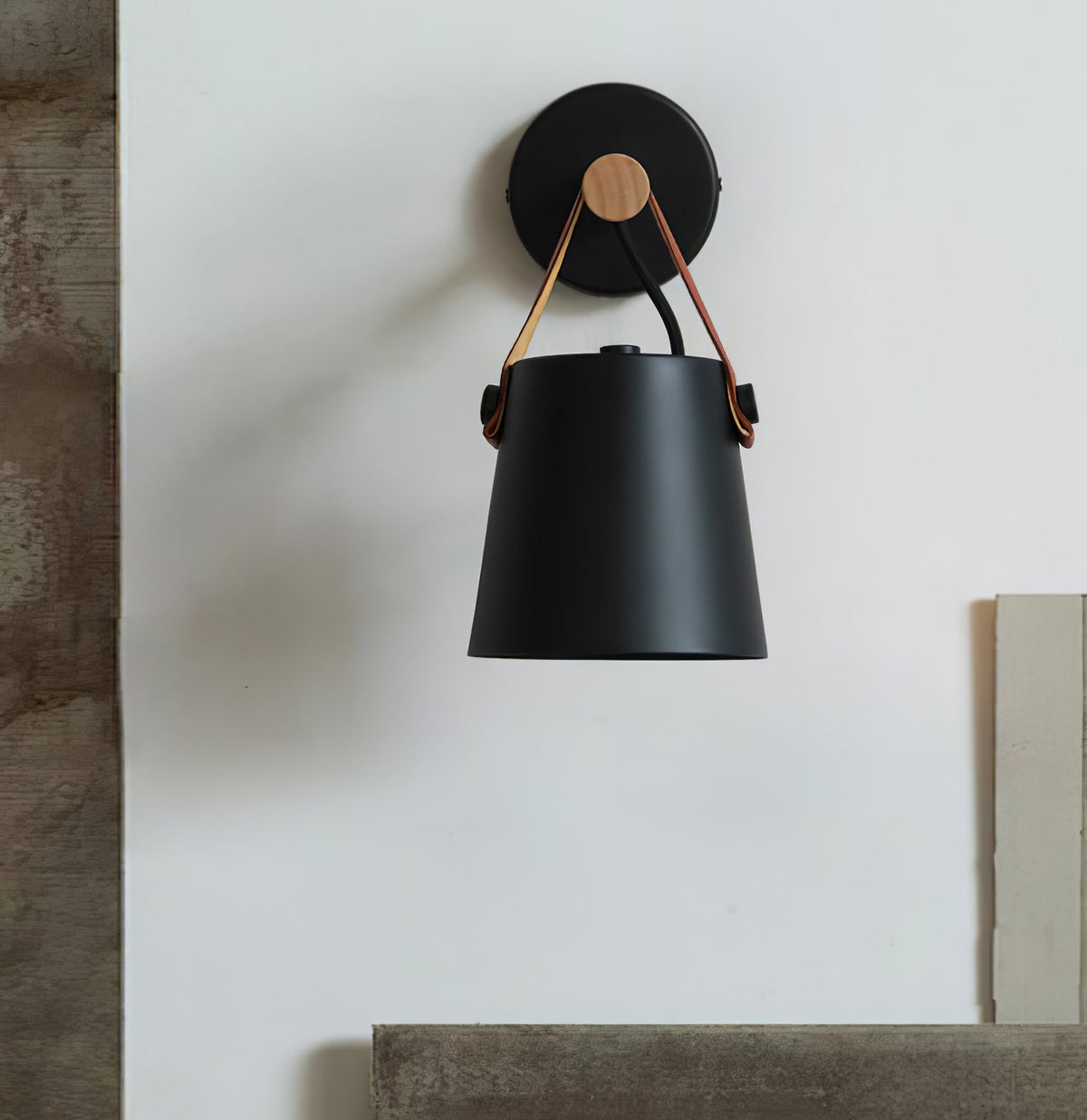 Virixon wandlamp van hout en leer