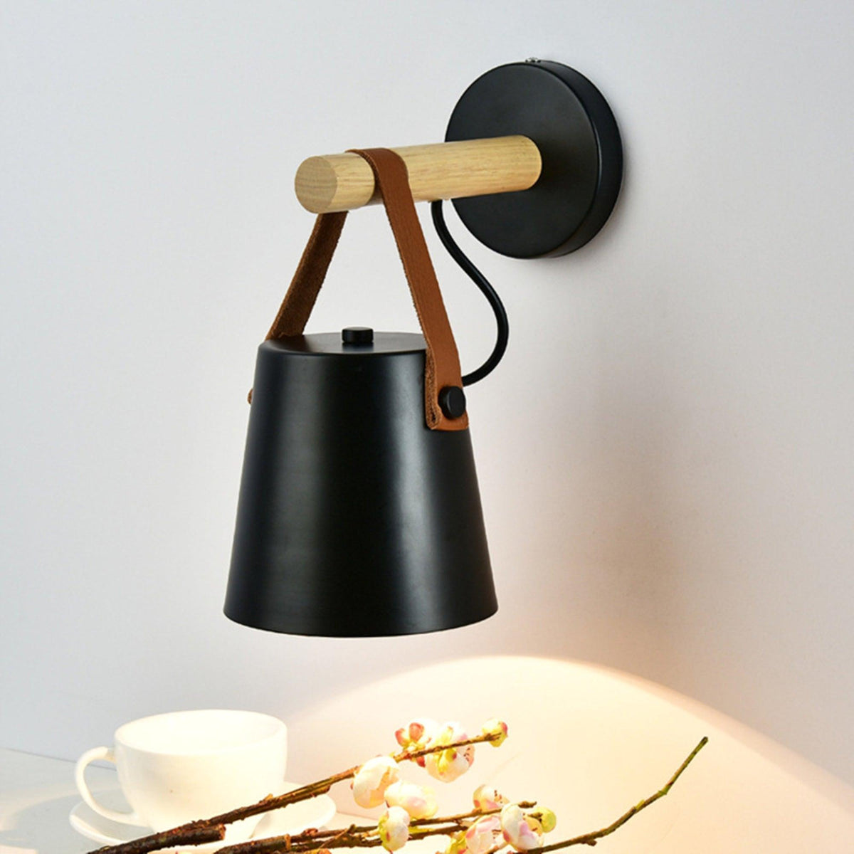 Virixon wandlamp van hout en leer