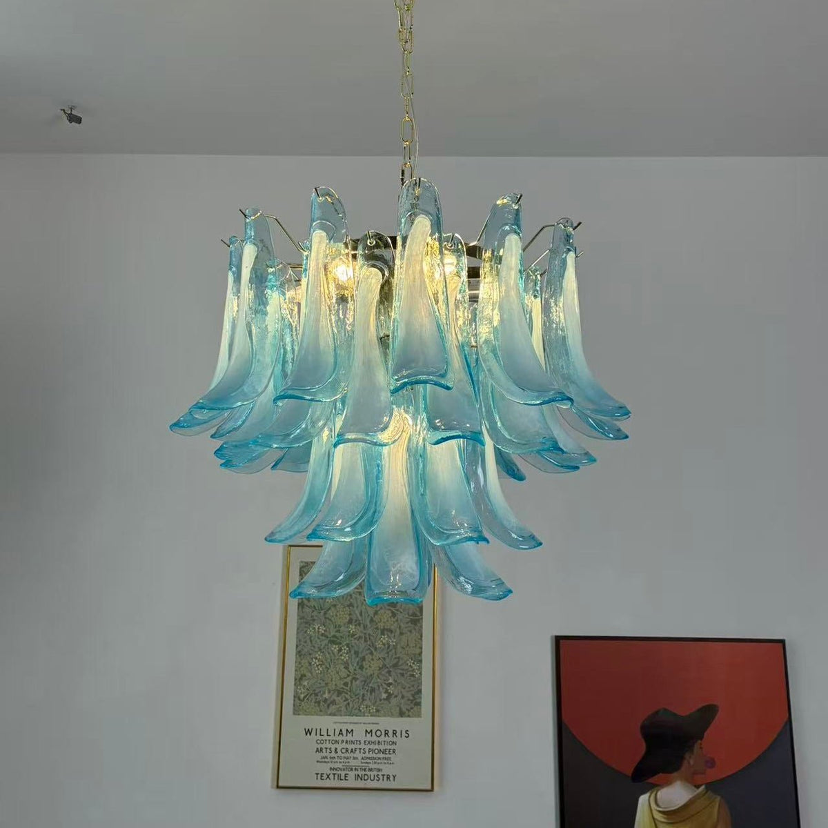 Elio kroonluchter Azure Drift glas met goudkleurige afwerking en blauwe kap