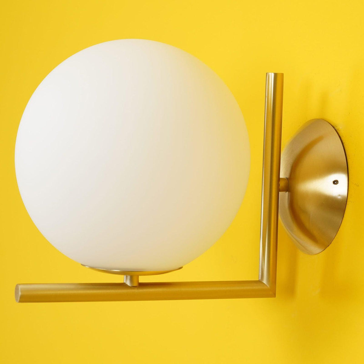 Joanna moderne minimalistische wandlamp van melkglas