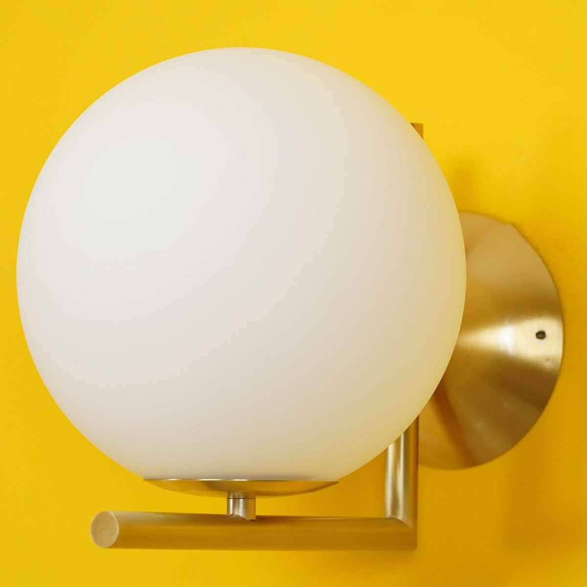 Joanna moderne minimalistische wandlamp van melkglas