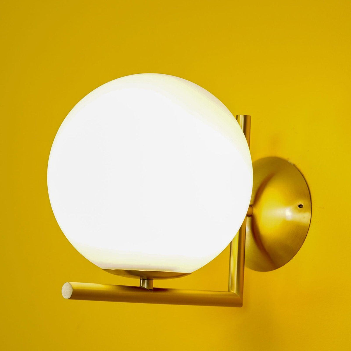 Joanna moderne minimalistische wandlamp van melkglas