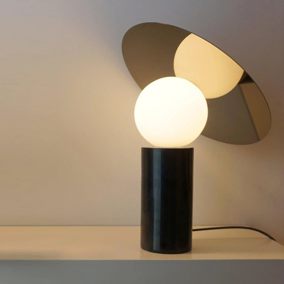 Dila Minimalistische tafellamp van marmer