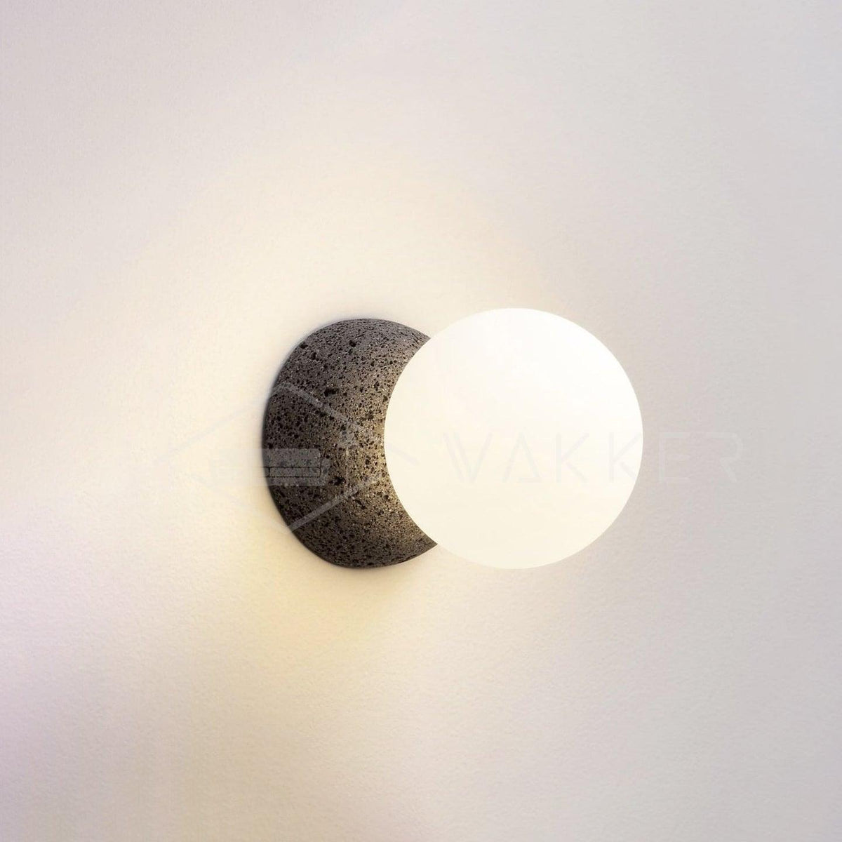 Eirinise wandlamp van beton en melkglas