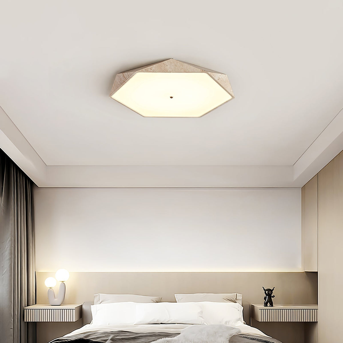 Hexagonale plafondlamp in geel travertin