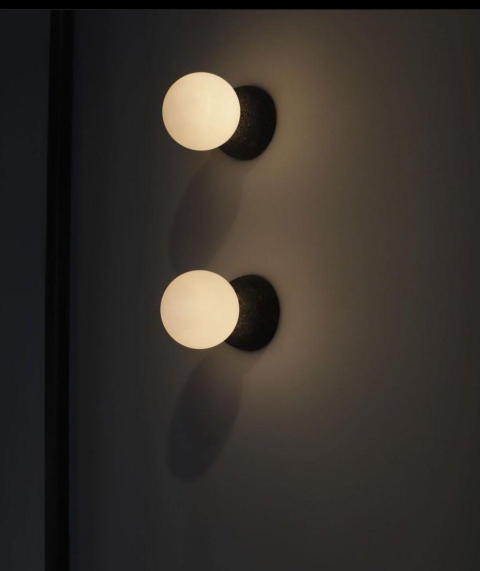 Eirinise wandlamp van beton en melkglas